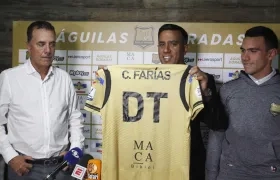 César Farías, nuevo técnico de Águilas Doradas, acompañado del directivo Jesús Ramírez y su asistente e hijo Jesús Farías. 