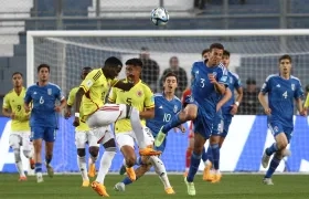 Jhojan Torres, autor del gol de descuento para Colombia, disputa el balón con Riccardo Turicchia.