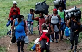 Migrantes llegando a Panamá por la selva del Darién