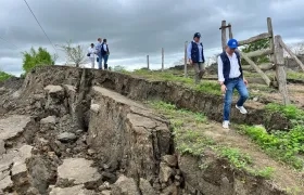 Personal de la Defensoría en la zona rural de Puerto Escondido afectada por falla geológica