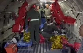 El personal médico a bordo del avión que transportó a los niños hasta Bogotá