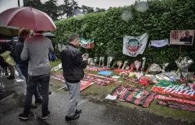 Seguidores de Silvio Berlusconi le rinden homenaje póstumo en las afueras de su mansión, en Milán. 