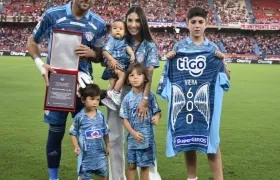 Sebastián Viera con su esposa Sara Correa y sus cuatro hijos: Máximo, Stephano, Santino y Santiago.