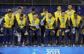 Los integrantes de la Selección Colombia de fútbol plata tras recibir la medalla de oro.