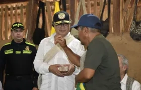 El Presidente Gustavo Petro en la comunidad indígena del Cesar donde lanzó la novedosa propuesta.