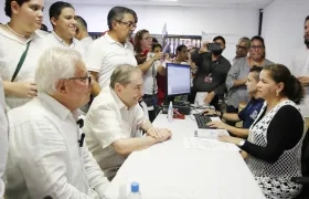 El exsenador Fuad Char Abdala acompañó en la inscripción al candidato Joao  Herrera en la Registraduría Especial de Soledad