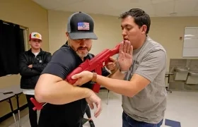 Un maestro mientras practica cómo desarmar a un tirador con un rifle, durante los entrenamientos del programa "Fight Back" (Contraataca) de Dave Acosta.