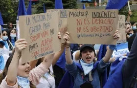 Manifestantes provida recorren las calles de Bogotá en una fotografía de archivo