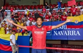 Johan Mojica fue aclamado por aficionados colombianos que asistieron al estadio El Sadar.