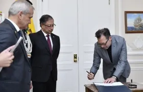 Juan David Correa toma posesión del ministerio de Cultura ante el Presidente Gustavo Petro.