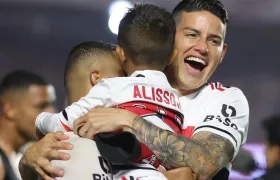 James Rodríguez celebra con Alisson el paso del Sao Paulo a la final de la Copa de Brasil.  