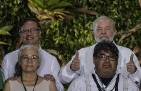  El presidente de Colombia, Gustavo Petro, y su colega de Brasil, Luiz Inácio Lula da Silva posan con la antropóloga Ruth Chaparro; y el portavoz de los diálogos amazónicos, Toya Manchineri.