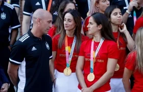 Luis Rubiales dialoga con las jugadores de la selección española Esther González y Rocío Gálvez. 