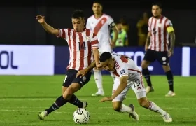 El paraguayo Andrés Cubas disputa el balón con el peruano Yoshimar Yotún.