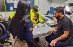 Arturo Char ante Migración Colombia y la Policía en el aeropuerto de Barranquilla. 