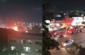 Bomberos atendieron incendio en restaurante en el norte de Barranquilla. 