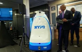 El alcalde de Nueva York Eric Adams presentó al robot policía. 