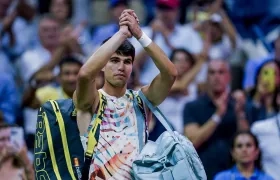 Carlos Alcaraz se despide del público tras quedar eliminado del US Open. 