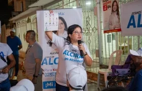 La candidata a la Alcaldía de Soledad Alcira Sandoval realiza pedagogía electoral en las reuniones con comunidades