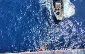 Momentos en que la Armada intercepta la embarcación de bandera de Indonesia