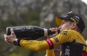El danés Jonas Vingegaard celebró con champaña su triunfo en la etapa 16 de la Vuelta.