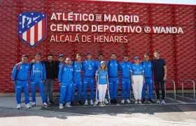 Los entrenadores de 'Misión Fútbol' en compañía de la gobernadora Elsa Noguera. 
