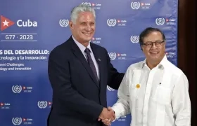 El presidente de Cuba, Miguel Diaz-Canel, y el presidente de Colombia, Gustavo Petro, se saludan durante la inauguración de la cumbre del G77+China