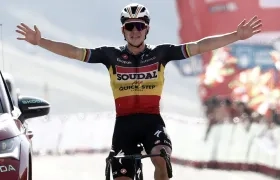 Remco Evenepoel cruza la meta como ganador d la etapa 14.