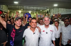 El candidato a la Alcaldía de Barranquilla, Alex Char, Santiago Arias, candidato al Concejo, y Eduardo Verano, candidato a la Gobernación del Atlántico.