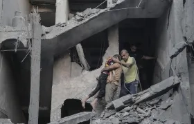  Un niño es rescatado de los escombros de un edificio residencial derribado.