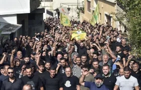 Los partidarios del grupo militante libanés Hezbollah y sus familiares llevan el ataúd del combatiente de Hezbollah Bilal Rmeity. 