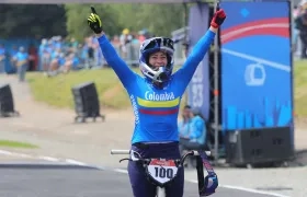 Mariana Pajón celebrando su primer lugar en los Juegos Panamericanos.