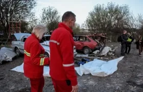  Los servicios de emergencia trabajan en el lugar del ataque militar en la región ucraniana de Járkov.