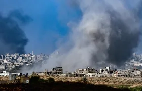 El humo sale de la parte norte de la Franja de Gaza como resultado de un ataque aéreo israelí