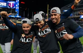 José Altuve, Jeremy Peña y Michael Brantley celebran la clasificación de los Astros de Houston.