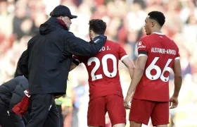 Jürgen Klopp felicita a Diogo Jota tras marcar el primer gol del Liverpool.