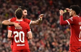 Luis Díaz se une al festejo del segundo gol del Liverpool, marcado por Diogo Jota.