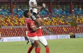 Acción del encuentro entre Llaneros y Barranquilla FC, en Villavicencio. 