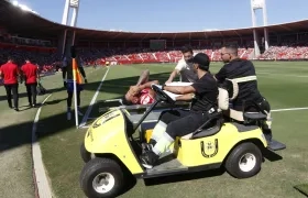 Luis Suárez cuando era retirado del terreno de juego tras lesionarse. 