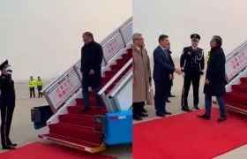 El presidente Petro recibió flores a su arribo al aeropuerto de Pekín