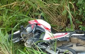 La moto quedó encima del cuerpo del hombre que fue encontrado muerto.