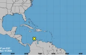La X amarilla es donde se encuentra ubicada actualmente el Área de Baja Presión, en el Mar Caribe. 