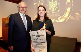 Carolina Wiesner, directora del Instituto Nacional de Cancerología, recibe el “Premio Gonzalo Jiménez de Quesada”, de manos de Carlos Roberto Pombo, presidente de la Sociedad de Mejoras y Ornato de Bogotá
