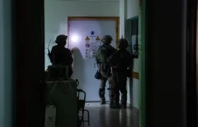  Soldados israelíes en el área de radiología del hospital Al Shifa en Gaza
