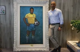 Edinho junto a un retrato de su padre en el Museo Pelé.