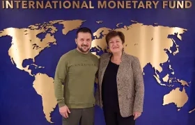 El presidente ucraniano, Volodímir Zelenski, donde aparece junto a la directora del Fondo Monetario Internacional (FMI), Kristalina Georgieva. 