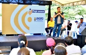 Olmedo López Martínez, Director de la UNGRD con los afectados.