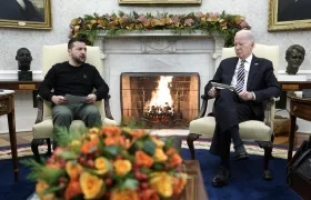 El presidente de EE.UU., Joe Biden (d), y el presidente ucraniano, Volodímir Zelenski (i), se reúnen en la Casa Blanca. 