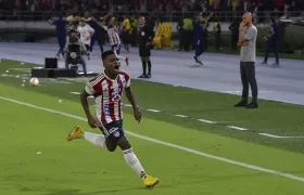 Déiber Caicedo corre a festejar su gol, con el cual Junior aseguró su paso a la final. 