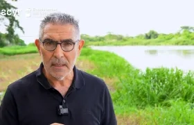 El periodista Jorge Cura en un programa institucional sobre las obras de restauración del ecosistema del Canal del Dique
